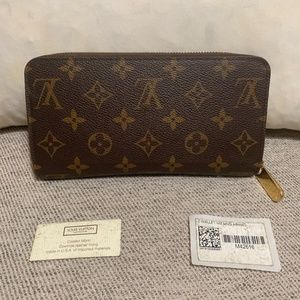 Louis Vuitton Zippy Monogram Wallet *Very Gently Used* Near Perfect Condition*